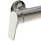 Edelstahl-Duscharm mit schmalem Hebel, montiert an einer Wandplatte, von Ideal Standard. Klar strukturierte Form für einfache Bedienung.